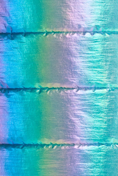 Długa kamizelka damska holograficzna z kapturem zapinana niebieska A386 Długa kamizelka damska holograficzna z kapturem zapinana niebieska A386
