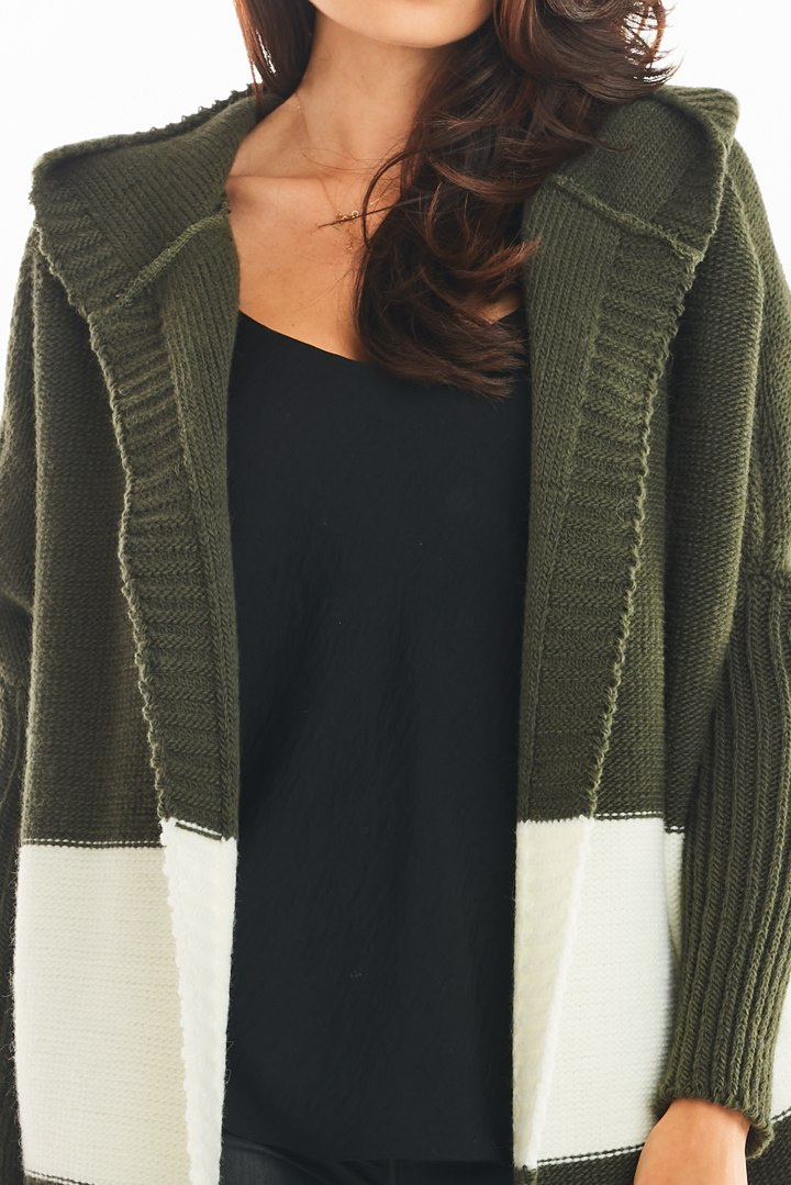 Długi kardigan damski oversize bez zapięcia z kapturem khaki A392 Długi kardigan damski oversize bez zapięcia z kapturem khaki A392