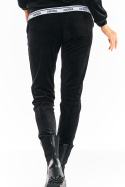 Spodnie damskie welurowe z lekko zwężanymi nogawkami czarne A372