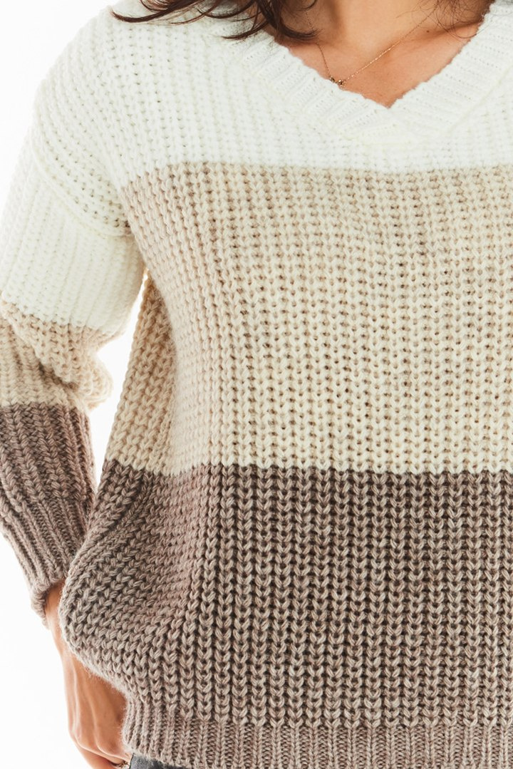 Sweter damski trzykolorowy z dekoltem V i ściągaczem beżowy A390 Sweter damski trzykolorowy z dekoltem V i ściągaczem beżowy A390