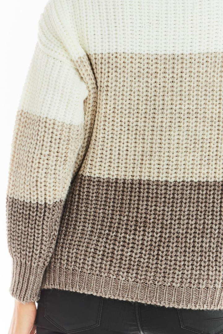 Sweter damski trzykolorowy z dekoltem V i ściągaczem beżowy A390 Sweter damski trzykolorowy z dekoltem V i ściągaczem beżowy A390