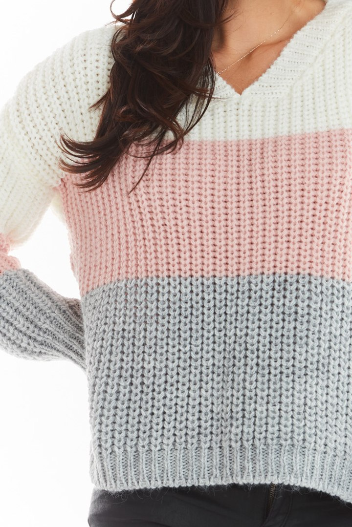 Sweter damski trzykolorowy z dekoltem V i ściągaczem różowy A390 Sweter damski trzykolorowy z dekoltem V i ściągaczem różowy A390
