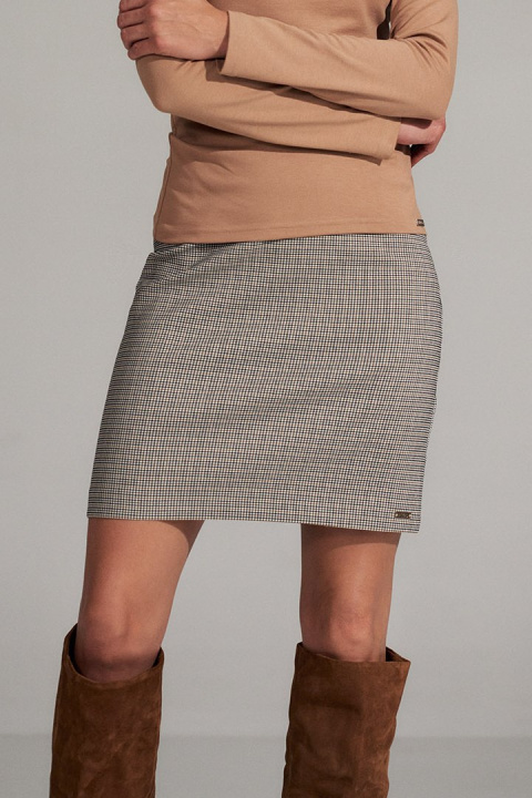 Spódnica trapezowa mini w kratę z zaszewkami zapinana w117 M723 Spódnica trapezowa mini w kratę z zaszewkami zapinana w117 M723