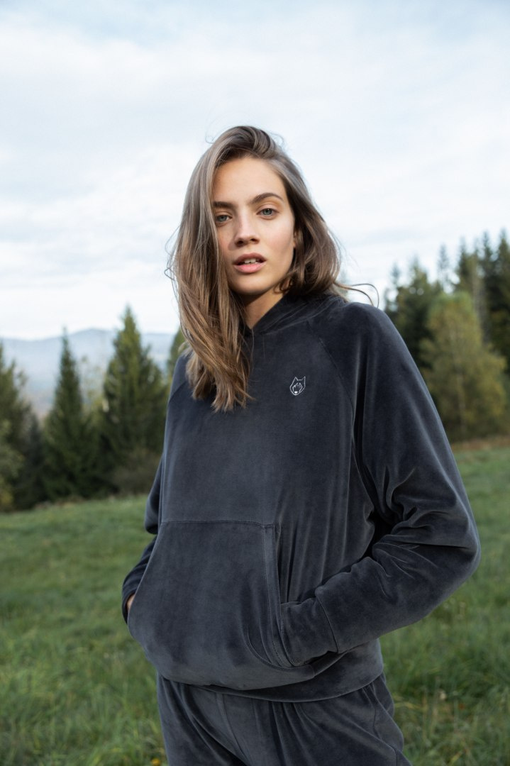 Bluza damska welurowa z kapturem i kieszenią kangurek grafitowa LA013 Bluza damska welurowa z kapturem i kieszenią kangurek grafitowa LA013