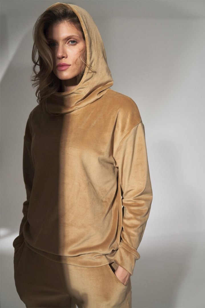 Bluza damska welurowa z kapturem stójką i ściągaczem beżowa M745 Bluza damska welurowa z kapturem stójką i ściągaczem beżowa M745