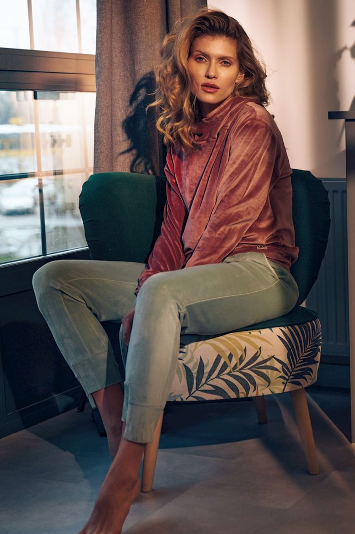 Bluza damska welurowa z kapturem stójką i ściągaczem różowa M745 Bluza damska welurowa z kapturem stójką i ściągaczem różowa M745