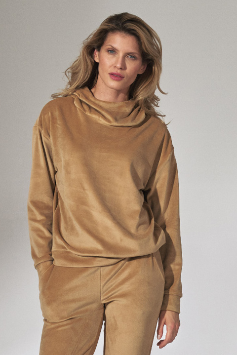 Bluza damska welurowa z kapturem stójką i ściągaczem beżowa M745 Bluza damska welurowa z kapturem stójką i ściągaczem beżowa M745