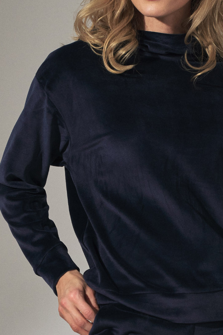 Bluza damska welurowa z kapturem stójką i ściągaczem granatowa M745 Bluza damska welurowa z kapturem stójką i ściągaczem granatowa M745