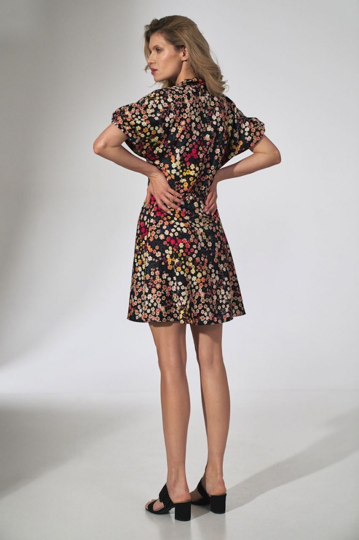 Sukienka mini rozkloszowana w kwiaty z krótkim rękawem w122 M739 Sukienka mini rozkloszowana w kwiaty z krótkim rękawem w122 M739