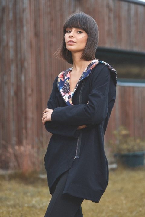 Bluza damska oversize z kapturem rozpinana na skos S/M; L/XL czarna B091 Bluza damska oversize z kapturem rozpinana na skos S/M; L/XL czarna B091