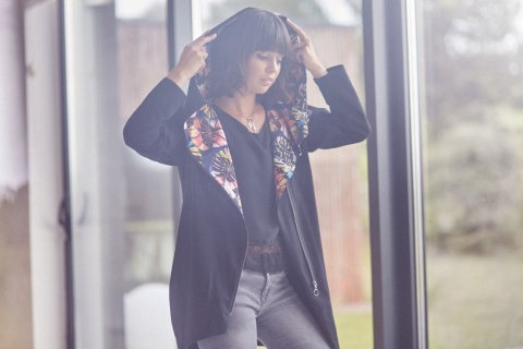 Bluza damska oversize z kapturem rozpinana na skos S/M; L/XL czarna B091 Bluza damska oversize z kapturem rozpinana na skos S/M; L/XL czarna B091