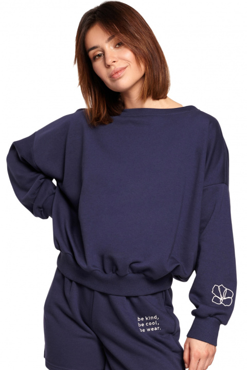 Bluza damska oversize z głębokim dekoltem na plecach niebieska B185 Bluza damska oversize z głębokim dekoltem na plecach niebieska B185