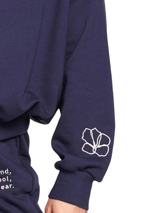 Bluza damska oversize z głębokim dekoltem na plecach niebieska B185 Bluza damska oversize z głębokim dekoltem na plecach niebieska B185
