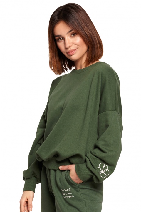Bluza damska oversize z głębokim dekoltem na plecach zielona B185