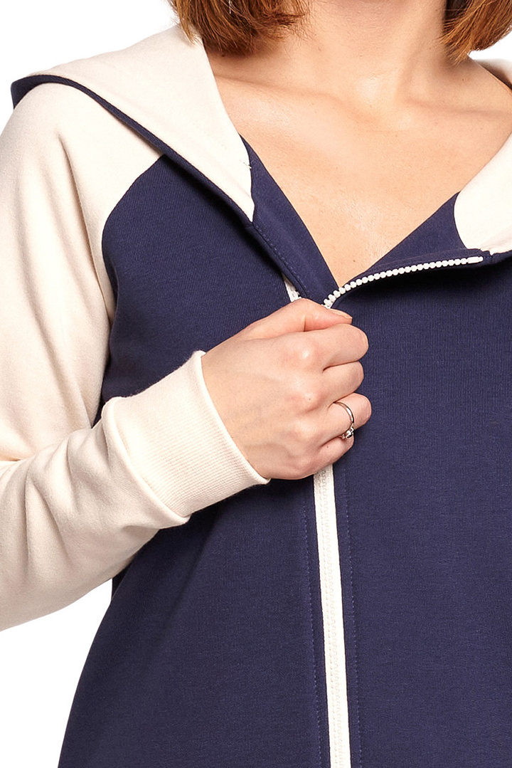 Bluza damska asymetryczna z kapturem i zamkiem na skos niebieska B195
