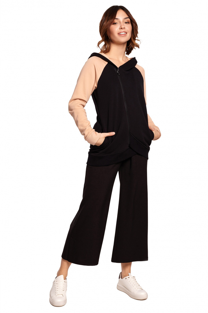 Bluza damska asymetryczna z kapturem i zamkiem na skos czarna B195