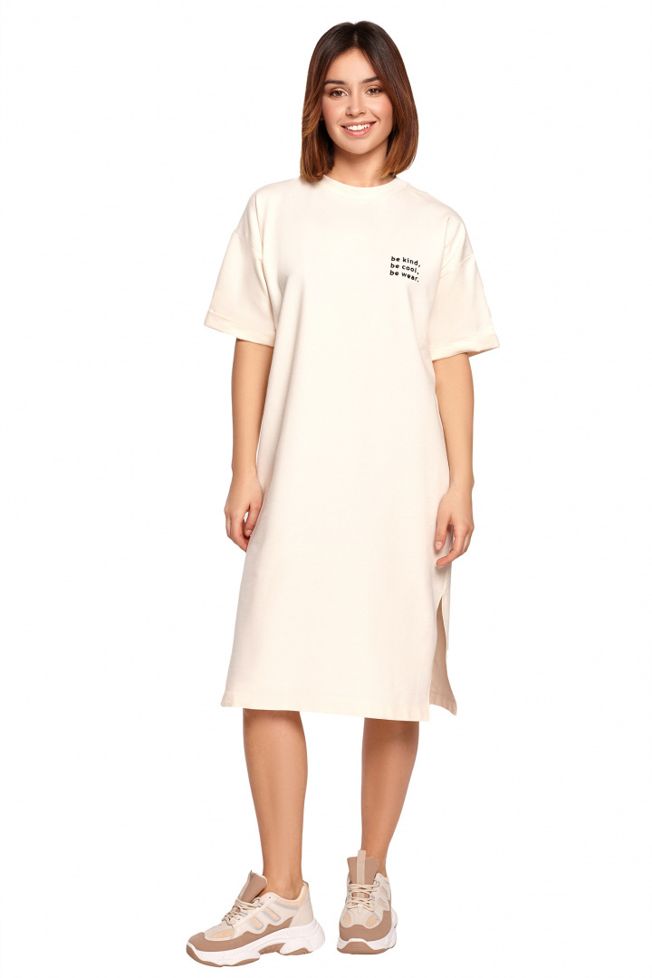 Luźna sukienka t-shirtowa midi z krótkim rękawem śmietankowa B194