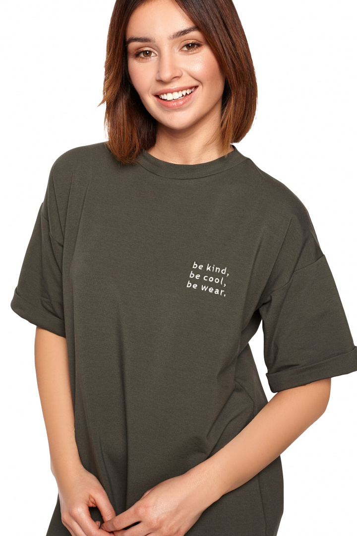 Luźna sukienka t-shirtowa midi z krótkim rękawem zielona B194 Luźna sukienka t-shirtowa midi z krótkim rękawem zielona B194