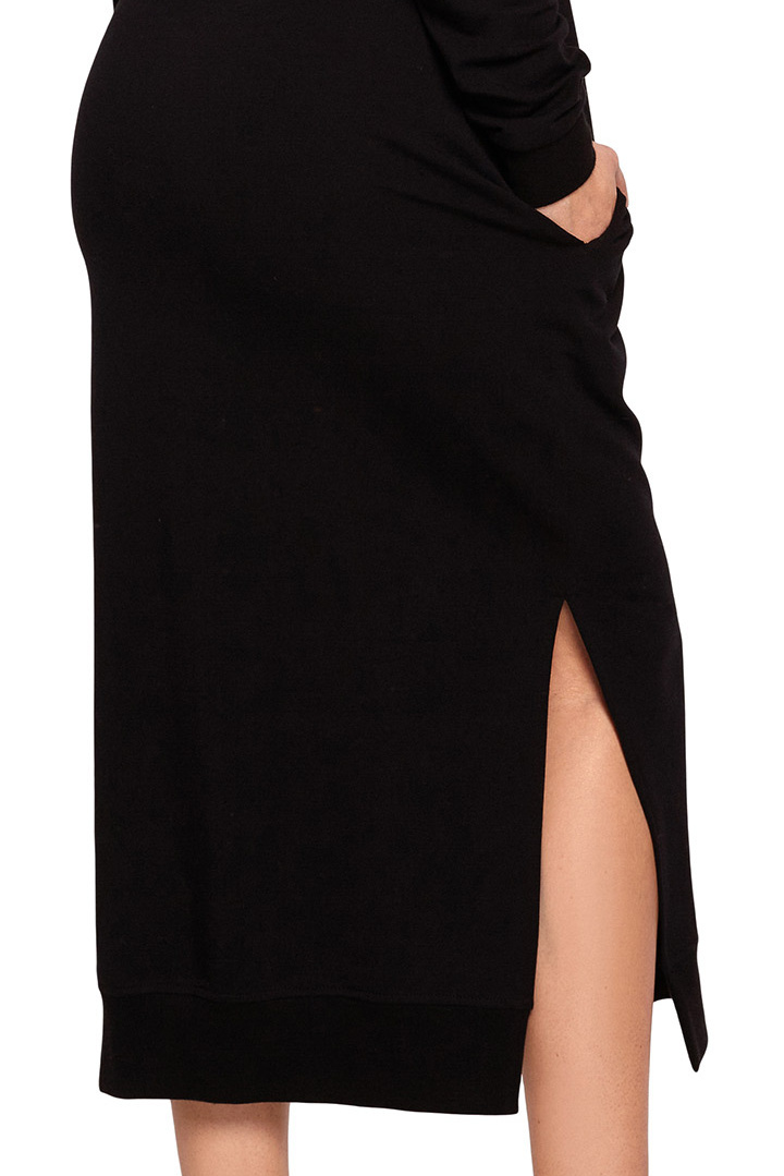 Prosta sukienka midi z kapturem i długim rękawem czarna B197