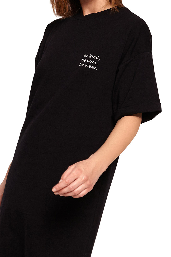 Luźna sukienka t-shirtowa midi z krótkim rękawem czarna B194 Luźna sukienka t-shirtowa midi z krótkim rękawem czarna B194