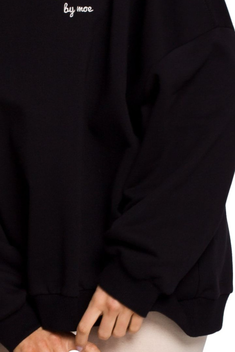 Bluza damska oversize ze ściągaczem i haftem dzianina czarna me587 Bluza damska oversize ze ściągaczem i haftem dzianina czarna me587