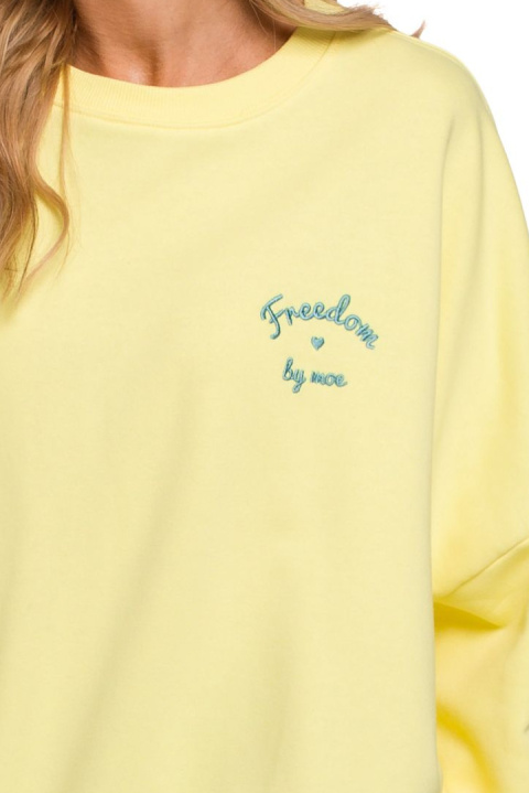 Bluza damska oversize ze ściągaczem i haftem dzianina żółta me587 Bluza damska oversize ze ściągaczem i haftem dzianina żółta me587