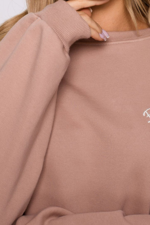 Bluza damska oversize ze ściągaczem i haftem dzianina mocca me587 Bluza damska oversize ze ściągaczem i haftem dzianina mocca me587