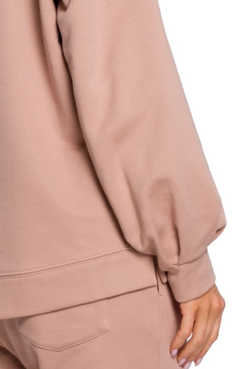 Luźna bluza damska z kapturem i bufiastymi rękawami mocca me588 Luźna bluza damska z kapturem i bufiastymi rękawami mocca me588