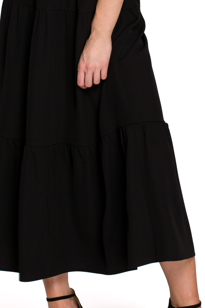 Sukienka midi na ramiączkach rozkloszowana z falbanami czarna K092