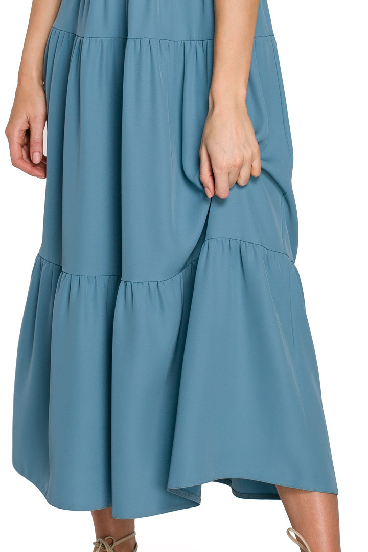 Sukienka midi na ramiączkach rozkloszowana z falbanami niebieska K092