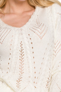 Krótki sweter damski ażurowy z dekoltem V ecru K106