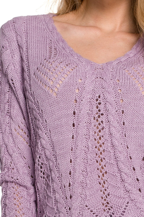 Krótki sweter damski ażurowy z dekoltem V liliowy K106 Krótki sweter damski ażurowy z dekoltem V liliowy K106