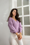 Krótki sweter damski na zakładkę dekolt V splot warkocz liliowy K105