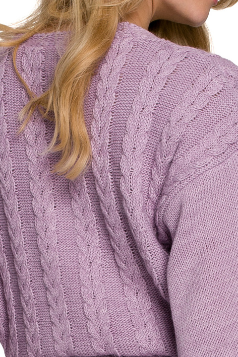 Krótki sweter damski na zakładkę dekolt V splot warkocz liliowy K105 Krótki sweter damski na zakładkę dekolt V splot warkocz liliowy K105