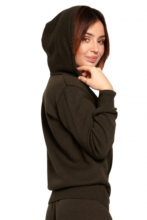 Sweter damski z kapturem i kieszenią kangurek dekolt V khaki BK064 Sweter damski z kapturem i kieszenią kangurek dekolt V khaki BK064