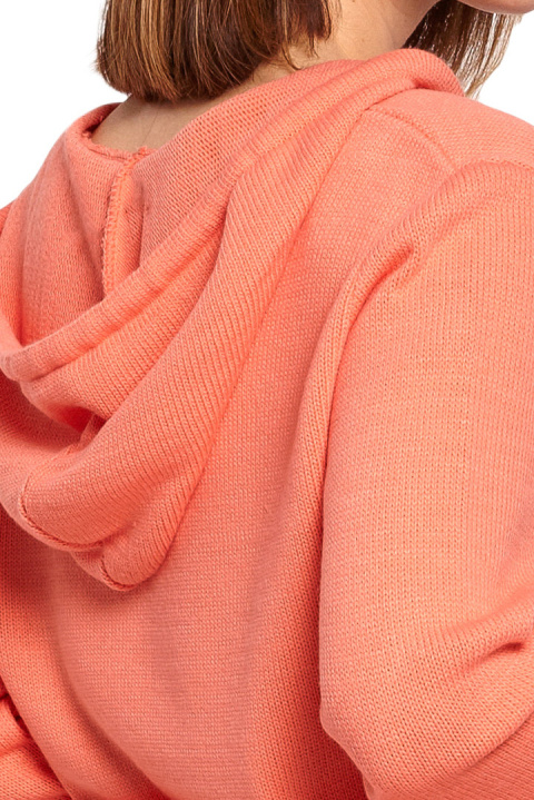 Sweter damski z kapturem i kieszenią kangurek dekolt V koralowy BK064 Sweter damski z kapturem i kieszenią kangurek dekolt V koralowy BK064