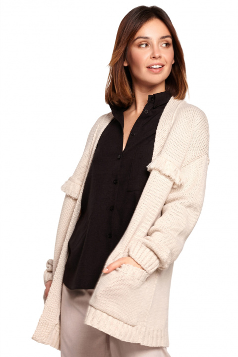 Długi kardigan damski boho z frędzlami bez zapięcia beżowy BK068 Długi kardigan damski boho z frędzlami bez zapięcia beżowy BK068
