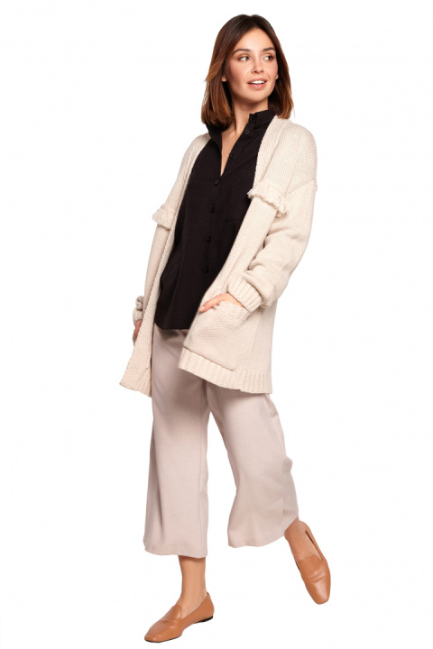 Długi kardigan damski boho z frędzlami bez zapięcia beżowy BK068 Długi kardigan damski boho z frędzlami bez zapięcia beżowy BK068
