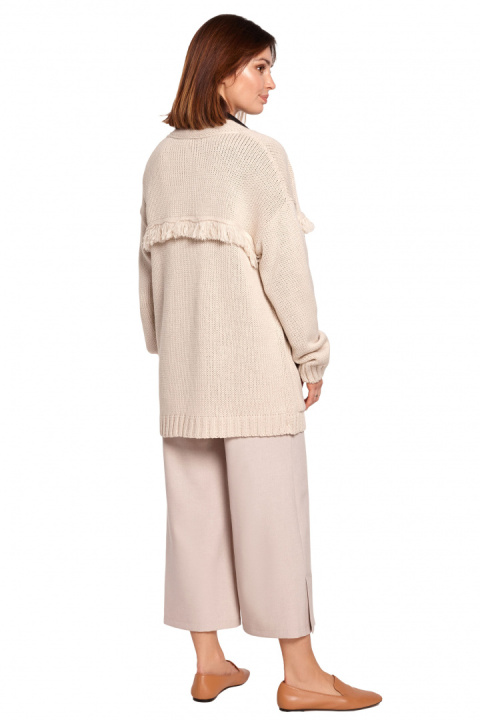 Długi kardigan damski boho z frędzlami bez zapięcia beżowy BK068 Długi kardigan damski boho z frędzlami bez zapięcia beżowy BK068