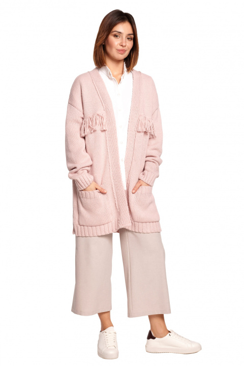 Długi kardigan damski boho z frędzlami bez zapięcia pudrowy BK068 Długi kardigan damski boho z frędzlami bez zapięcia pudrowy BK068