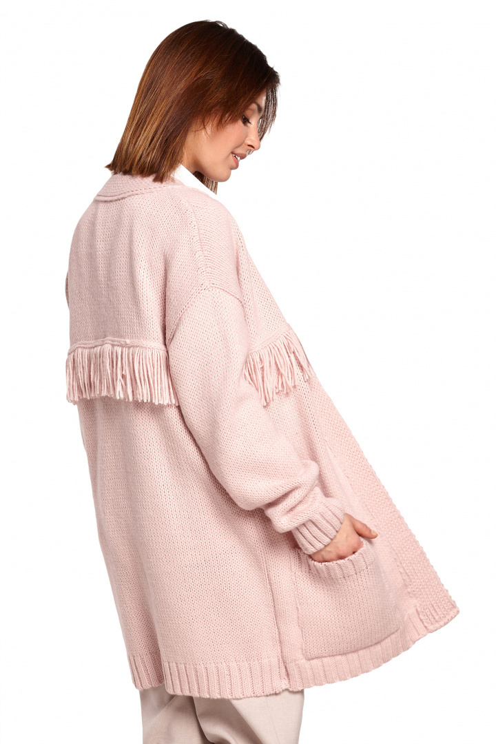 Długi kardigan damski boho z frędzlami bez zapięcia pudrowy BK068 Długi kardigan damski boho z frędzlami bez zapięcia pudrowy BK068