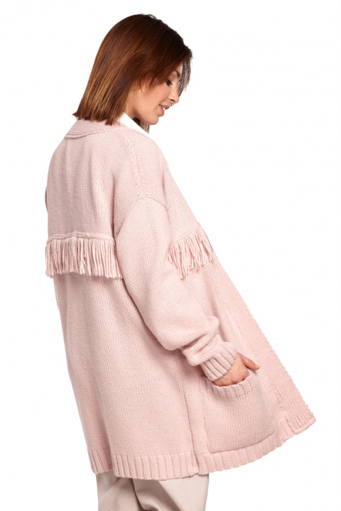 Długi kardigan damski boho z frędzlami bez zapięcia pudrowy BK068 Długi kardigan damski boho z frędzlami bez zapięcia pudrowy BK068