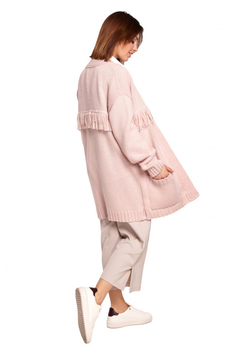 Długi kardigan damski boho z frędzlami bez zapięcia pudrowy BK068 Długi kardigan damski boho z frędzlami bez zapięcia pudrowy BK068