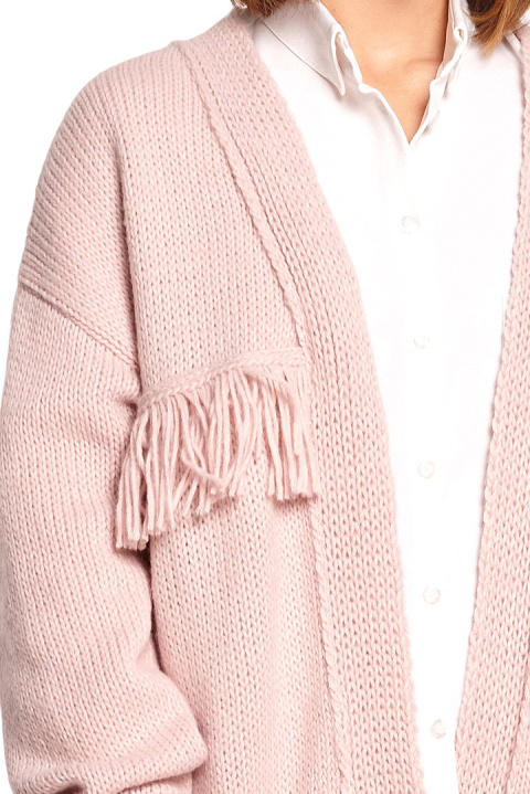 Długi kardigan damski boho z frędzlami bez zapięcia pudrowy BK068 Długi kardigan damski boho z frędzlami bez zapięcia pudrowy BK068