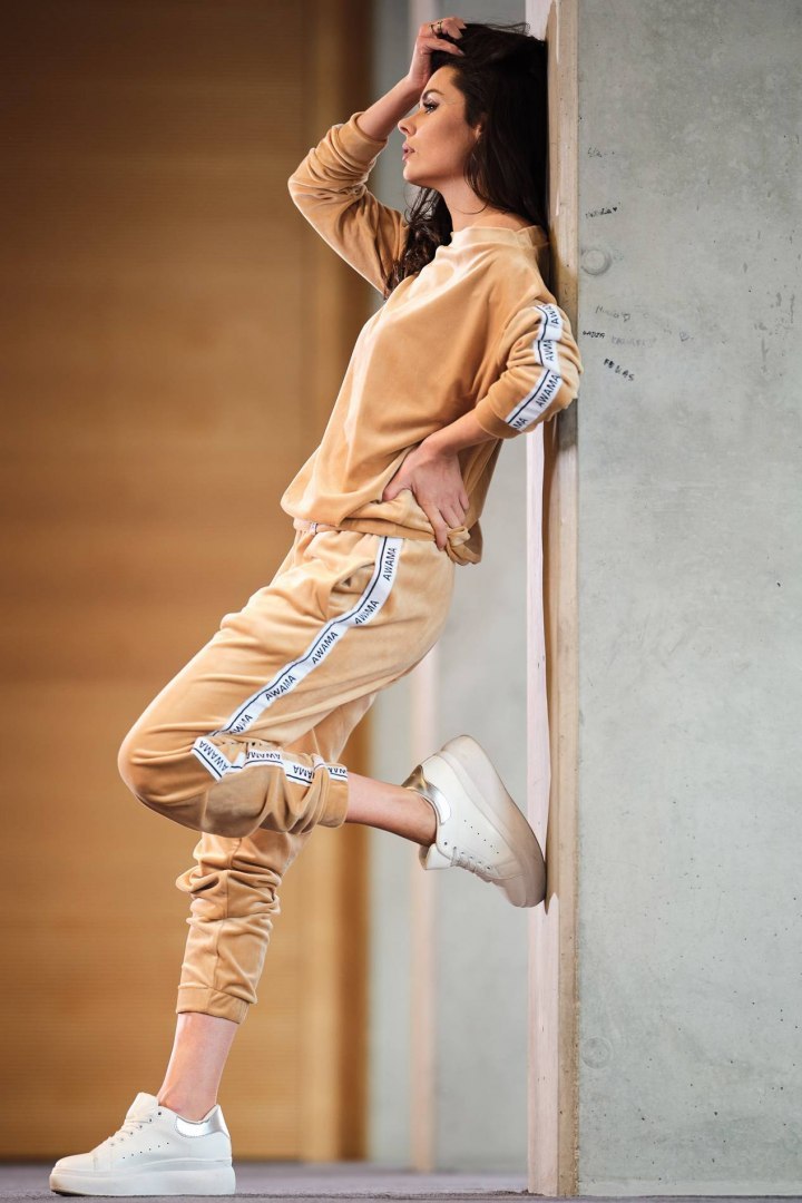 Bluza damska welurowa z lampasami dekolt w łódkę beżowa A408 Bluza damska welurowa z lampasami dekolt w łódkę beżowa A408
