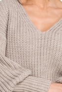 Sweter damski oversize zszerokim rękawem i dekoltem V beżowy S268