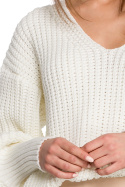 Sweter damski oversize zszerokim rękawem i dekoltem V ecru S268