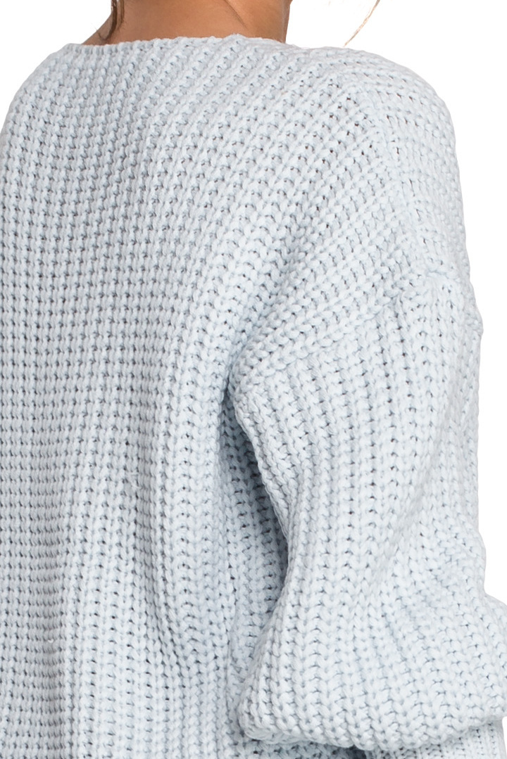 Sweter damski oversize z szerokim rękawem i dekoltem V błękitny S268 Sweter damski oversize z szerokim rękawem i dekoltem V błękitny S268