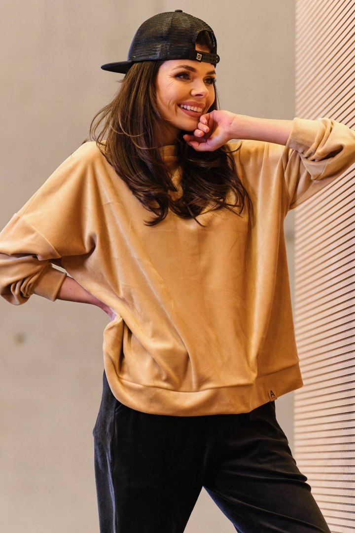 Bluza damska oversize welurowa dresowa ze ściągaczem beżowa A410 Bluza damska oversize welurowa dresowa ze ściągaczem beżowa A410