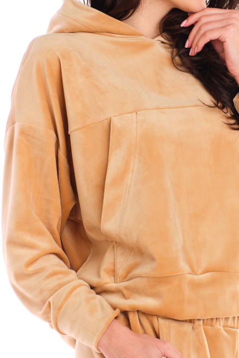 Bluza damska welurowa kangurka z kapturem luźna beżowa A412 Bluza damska welurowa kangurka z kapturem luźna beżowa A412